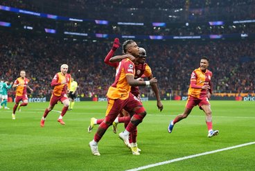 "Şampiyonlar Ligi Heyecanı: Galatasaray, Anfield'da Liverpool Karşısında Taht İçin Savaşıyor"